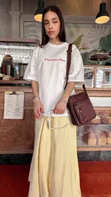 Morral de tela impermeable color negro, de forma rectangular y diseño compacto. Cuenta con correa ajustable para llevar al hombro o cruzado, y múltiples compartimentos con cierre, incluyendo un bolsillo frontal vertical con cierre.