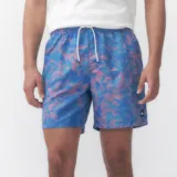 Short de baño Quiksilver modelo Volley Light Reflection, con diseño estampado multicolor en tonos azules y rosados, cintura elástica con cordón ajustable blanco y negro, y detalle de etiqueta con logo en el dobladillo.