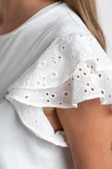 Remera negra de viscosa y elastano, con escote redondo y mangas cortas con volado de tela perforada (broderie).