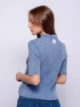 Remera verde oliva de manga corta y cuello alto, confeccionada en tejido waffle, con estampado rojo de la palabra "Tokyo" en el pecho.