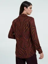 Camisa de manga larga con estampado animal print en tonos marrones.