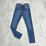 Pantalón de jean chupín color azul claro.