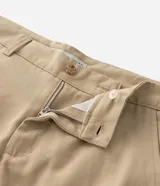 Bermuda cargo negra confeccionada en sarga de algodón, con cintura tradicional, cierre de cremallera y botón, y bolsillos laterales útiles.