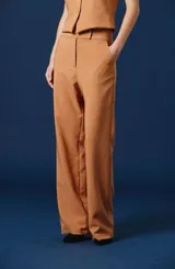 Pantalón de vestir bordó de corte sastrero, tiro alto y silueta amplia de pierna recta.