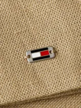 Blazer color beige de lino con corte regular, solapas con muescas, botonadura sencilla, bolsillo de parche en el pecho y dos bolsillos delanteros de parche.