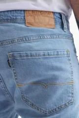 Pantalón de jean celeste de corte recto.