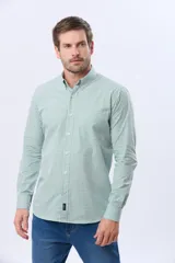 Camisa de manga larga con diseño de cuadros vichy en color verde y blanco, cuello abotonado y cierre frontal con botones.
