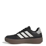 Championes urbanos Adidas modelo Courtblock Bold, color negro con las icónicas tres tiras en color gris claro. Presentan una suela de plataforma en tono marrón oscuro con textura acanalada y puntera reforzada.