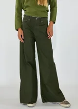 Pantalón de jean verde militar, de corte wide leg y tiro alto.