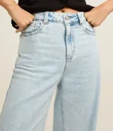 Pantalón wide leg de tiro alto confeccionado en jeans celeste, con trabillas en la cintura, bolsillos delanteros y traseros.