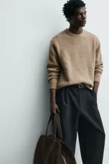 Sweater de punto color beige, de corte relajado, con cuello redondo y diseño texturizado en estructura waffle.