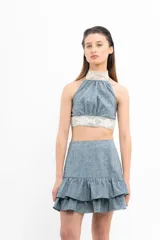 Minifalda celeste con volados en el ruedo.