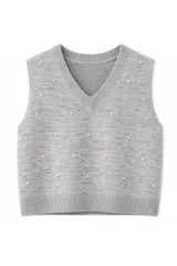 Chaleco de punto color gris melange, con escote en V y detalle de perlas aplicadas en toda la superficie frontal. Presenta terminaciones acanaladas en el cuello, sisas y ruedo.