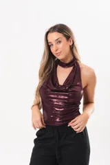 Top halter bordó de tela stretch con acabado satinado y brillo, escote drapeado y cuello alto ajustado.
