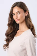 Remera de manga larga con cuello redondo, confeccionada en tejido de algodón suave con caída ligera y corte clásico.