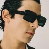 Lentes de sol negros con diseño oversized y forma cuadrada. Lentes polarizadas alemanas con protección UV400, recubrimiento anti-scratch y superhydrophobic.