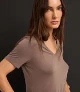 Blusa básica de manga corta y escote en V, color verde lima pálido.