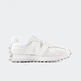 Championes New Balance 327 color gris y blanco, confeccionados con inserciones de gamuza y material textil metalizado. Presentan el característico logo "N" extragrande en el lateral y una suela dentada de goma que se extiende hasta el talón.