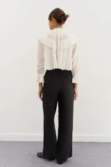 Pantalon sastrero de corte recto, con cierre frontal, boton y pretina. Cuenta con bolsillos laterales y traseros.