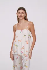 Blusa de viscosa con breteles finos, diseño holgado y estampado veraniego con motivos marinos y frutales.