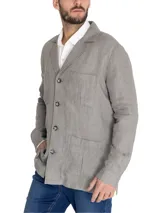 Chaqueta de lino orgánico color gris, tipo blazer con estilo cargo, cuello con solapa, cierre frontal de botones y múltiples bolsillos con fuelle en el pecho y la parte inferior.