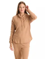 Buzo de tejido suave con cuello volcado ajustable mediante cordones con punteras metálicas. Presenta mangas largas con puños decorados con botones metálicos, hombros caídos y ruedo redondeado con aberturas laterales.