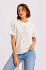 Remera de algodón de manga corta y calce holgado, con cuello redondo y diseño floral frontal realizado con studs metálicos.