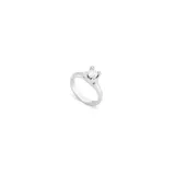 Anillo plateado con circonita blanca.