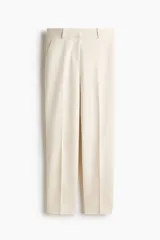 Pantalón tobillero cigarette de color beige en tejido elástico, con cintura estándar, bolsillos al bies y piernas ajustadas con raya marcada.