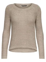 Sweater de tejido de punto color beige, con cuello redondo y mangas largas. Corte regular y textura suave.