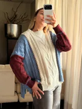 Sweater tejido de punto ochos en mezcla de colores beige, celeste y bordó, de manga larga y diseño holgado.