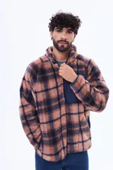 Campera de sherpa con diseño a cuadros en tonos marrón y azul marino. Presenta cuello alto, cierre frontal parcial y un bolsillo frontal con cierre en contraste de color azul marino.