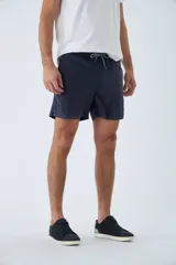 Short de baño amarillo con cintura elástica y cordón ajustable. Presenta bolsillos laterales, un bolsillo trasero y logo bordado en la parte inferior. Incluye suspensor interno y está confeccionado en tela ligera de secado rápido.