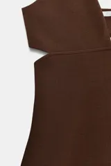 Vestido corto de cuello halter con escote en pico pronunciado y aberturas laterales en la cintura.