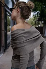 Top de punto de manga larga con escote recto tipo palabra de honor y diseño con vuelta en la parte superior que deja los hombros al descubierto.