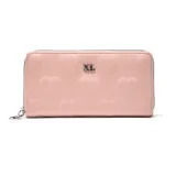 Billetera rectangular color rosado con diseño de corazones en relieve y logo metálico de la marca XL en el centro. Cuenta con cierre perimetral.