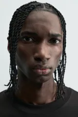 Camiseta negra de corte boxy fit, cuello redondo y manga corta, con estampado frontal en blanco y amarillo que dice "Social Media & Ciao Amore".