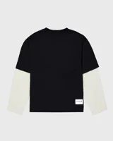 Remera negra con mangas largas blancas, con logo Coolway estampado en el frente.