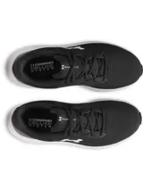 Championes de running Under Armour modelo Charged Pursuit 4, color negro con suela blanca. Presentan una parte superior de malla transpirable, acolchado en el tobillo y entresuela Charged Cushioning para mayor amortiguación y respuesta.