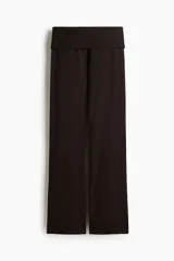 Pantalón de yoga de punto suave con diseño de piernas levemente acampanadas. Presenta una cintura estándar con elástico oculto y un panel ancho de punto acanalado doblado hacia afuera.
