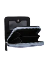 Monedero rectangular de lona color azul grisáceo, con cierre perimetral y costuras decorativas verticales. Incluye un parche frontal con el logo de la marca.