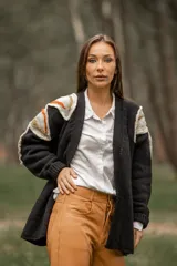 Cárdigan negro de lana con apliques de hojas en tonos beige, naranja y marrón.