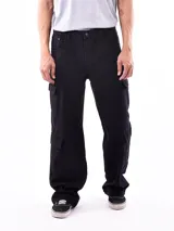 Pantalón de jean negro de corte holgado con bolsillos cargo laterales.