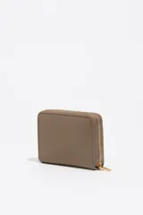 Billetera compacta color tostado con cierre de cremallera metálica dorada y logo de la marca en relieve dorado.