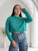 Sweater tejido de punto color verde agua, con cuello redondo y mangas largas.