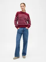 Buzo de punto de algodón con diseño a rayas horizontales en color bordó y rosa claro, cuello redondo y puños acanalados.