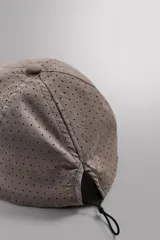 Gorra deportiva de tejido técnico ligero en color azul marino, con visera corta y paneles laterales perforados para mayor ventilación. Presenta logos bordados a tono en el frente.