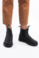Botas de cuero negro Blundstone modelo 510, con elásticos laterales y tiradores con logo. Suela de goma antideslizante y entresuela acolchada.