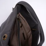 Cartera tipo bucket color gris oscuro, con correa de mano y correa bandolera ajustable. Cierre con broche metálico y detalle de borla lateral.