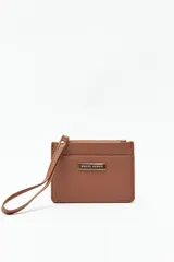 Billetera marrón de cuero sintético con cierre superior y correa de muñeca.